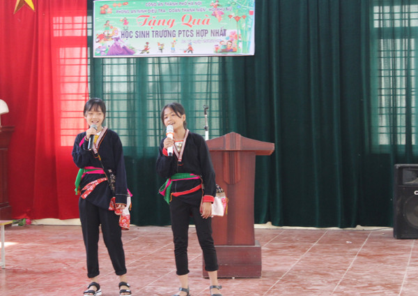 Mang niềm vui đến với trẻ em miền núi ảnh 5