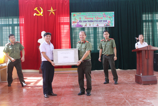 Mang niềm vui đến với trẻ em miền núi ảnh 4