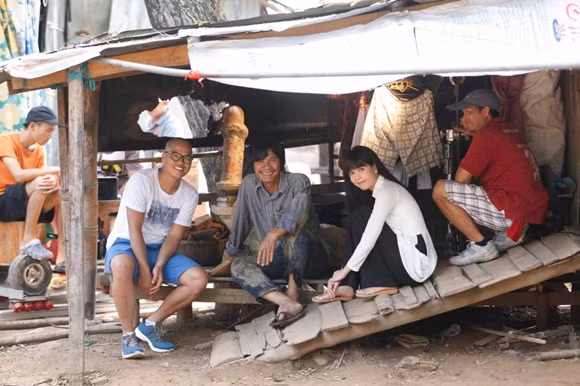 Ngọc Trinh lội bùn, đội cơn mưa tầm tã mang cơm cho cha ảnh 9