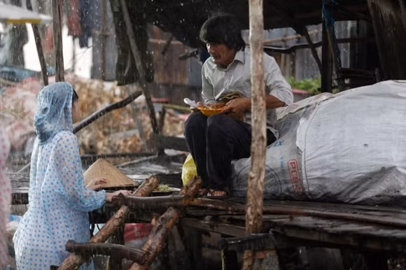 Ngọc Trinh lội bùn, đội cơn mưa tầm tã mang cơm cho cha ảnh 7