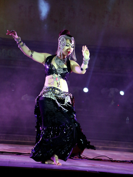 Festival Huế: Màn múa bụng nóng bỏng giữa không gian trầm mặc ảnh 5