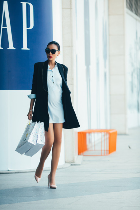 Siêu mẫu Diệu Huyền "bụng bầu" xuống phố vẫn gợi cảm ảnh 6 Siêu mẫu Diệu Huyền "bụng bầu" xuống phố vẫn gợi cảm ảnh 6