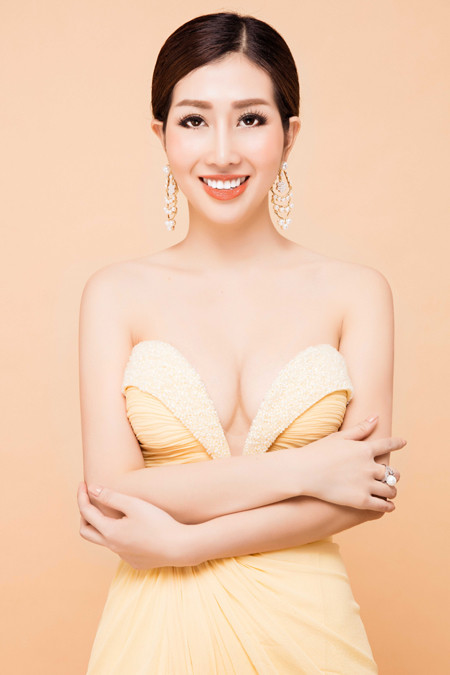 Hoa hậu điện ảnh Thanh Mai hút ánh nhìn với đầm "xẻ trên xẻ dưới" ảnh 6 Hoa hậu điện ảnh Thanh Mai hút ánh nhìn với đầm "xẻ trên xẻ dưới" ảnh 6