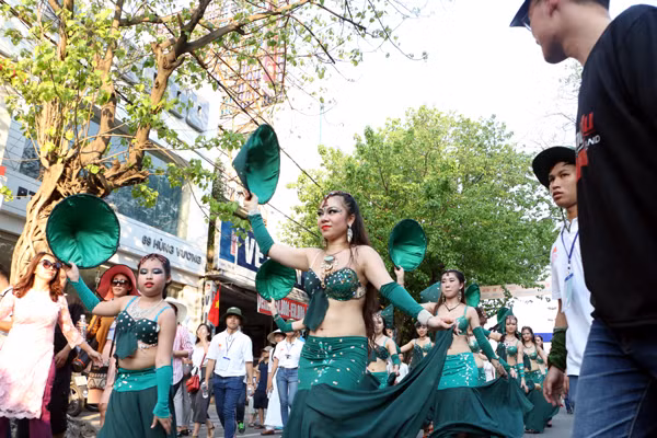 "Bỏng mắt" ngắm dàn vũ công múa bụng trên đường phố ảnh 2