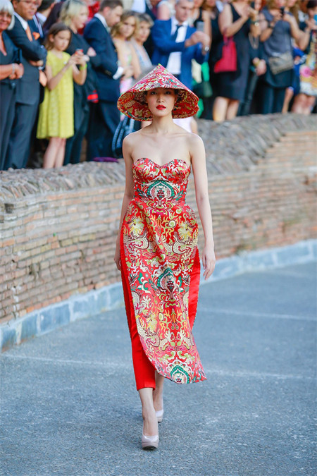 Hoa hậu Thuỳ Dung hội ngộ Kha Mỹ Vân trong show thời trang tại Rome ảnh 2