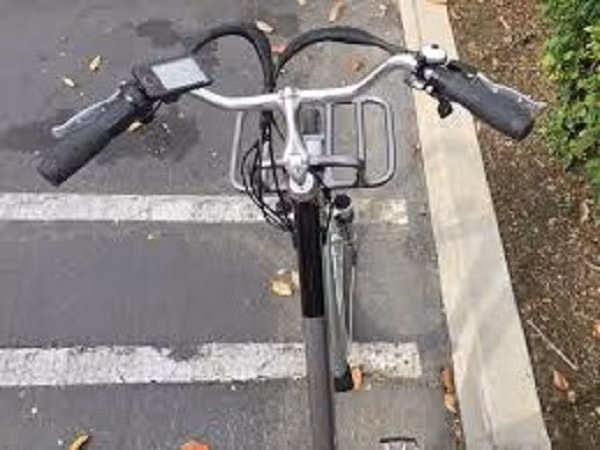 Tông chết người vì vừa đạp xe vừa nghe nhạc ảnh 1