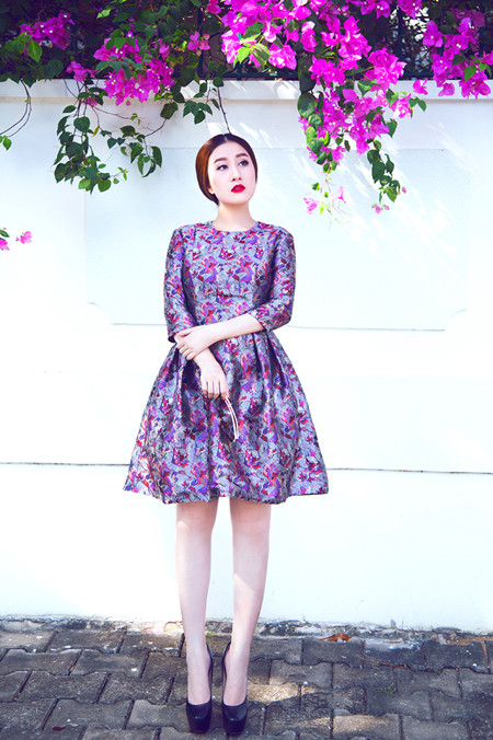 MC Kim Trang “đọ” vẻ đẹp mong manh cùng hoa giấy ảnh 1