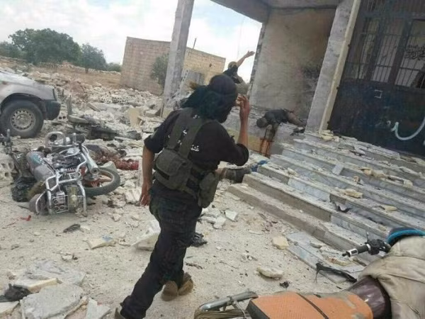 Đánh bom liều chết căn cứ của Ahrar Al-Sham ở Idlib, 20 phiến quân thiệt mạng ảnh 1