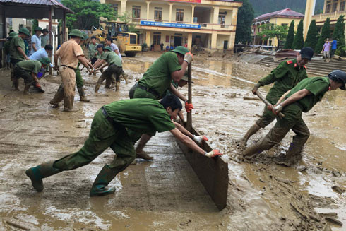Tổng lực tìm kiếm người mất tích sau lũ quét kinh hoàng ở Yên Bái, Sơn La ảnh 5