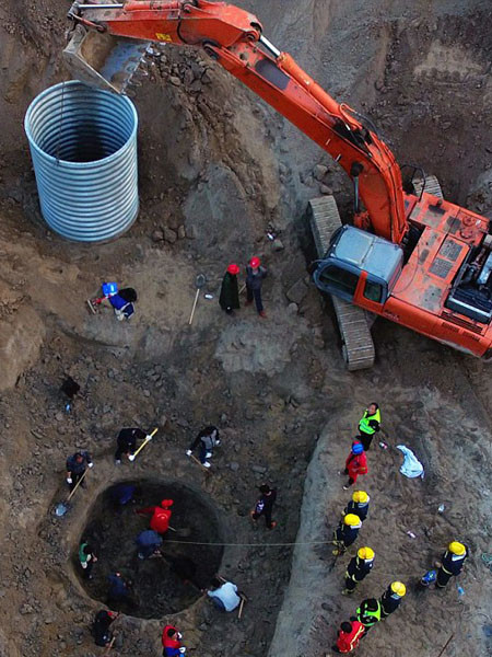 Huy động 80 máy xúc cứu cậu bé Trung Quốc 6 tuổi rơi xuống giếng ảnh 7 Huy động 80 máy xúc cứu cậu bé Trung Quốc 6 tuổi rơi xuống giếng ảnh 7