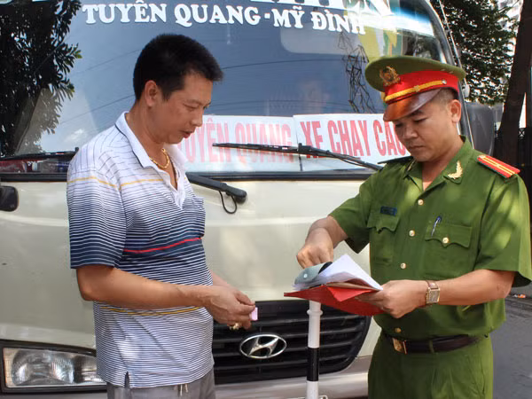 Xóa "bến cóc", xử lý phương tiện đón trả khách sai quy định ảnh 1