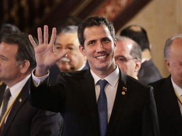 Tổng thống Venezuela tự phong rời Ecuador về nước, kêu gọi biểu tình ảnh 1