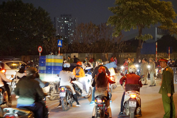 Kiên quyết chặn "pháo sáng" và các vi phạm pháp luật, đảm bảo an toàn trận đấu bóng đá giữa đội tuyển Việt Nam - Thái Lan ảnh 1