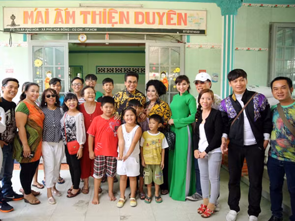 MC Thanh Bạch dùng thuyền rước "bà trùm" Thuý Nga trong đám cưới ảnh 5