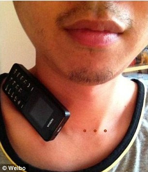 Giới trẻ thế giới phát cuồng trào lưu đặt đồng xu lên xương đòn ảnh 8