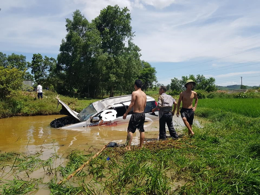 Lật xe ô tô 7 chỗ làm 6 người thương vong ảnh 2