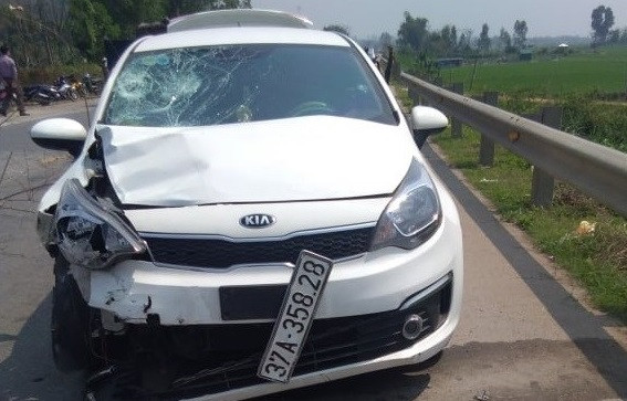 Va chạm với xe ô tô trên đường đi học về, hai chị em thương vong ảnh 1