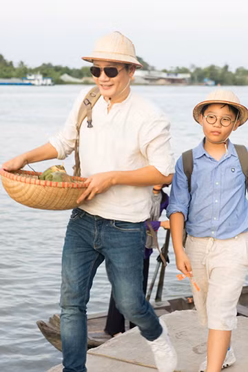 Bố con Hoàng Bách hào hứng chèo thuyền khi quay MV mới ảnh 4 Bố con Hoàng Bách hào hứng chèo thuyền khi quay MV mới ảnh 4
