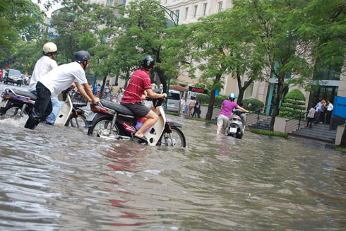 Cứ mưa to là ngập, Hà Nội có nên làm siêu hầm ngầm thoát nước? ảnh 1