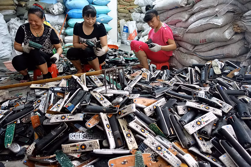 Giật mình trước những bãi rác điện tử khổng lồ ở thị trấn chết Guiyu ảnh 10