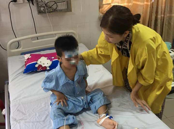 Chơi một mình, bé trai 5 tuổi rơi xuống giếng sâu ảnh 1