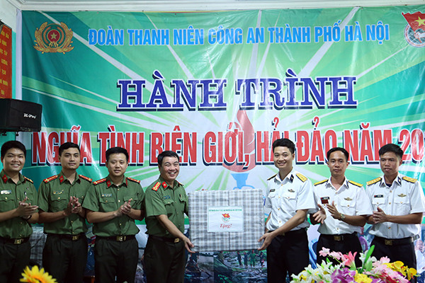 Hành trình nghĩa tình của tuổi trẻ Công an Thủ đô với đảo tiền tiêu Bạch Long Vỹ ảnh 1