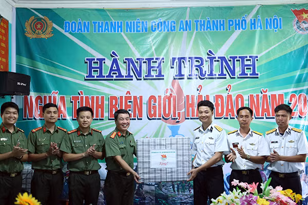 Hành trình nghĩa tình của tuổi trẻ Công an Thủ đô với đảo tiền tiêu Bạch Long Vỹ ảnh 1