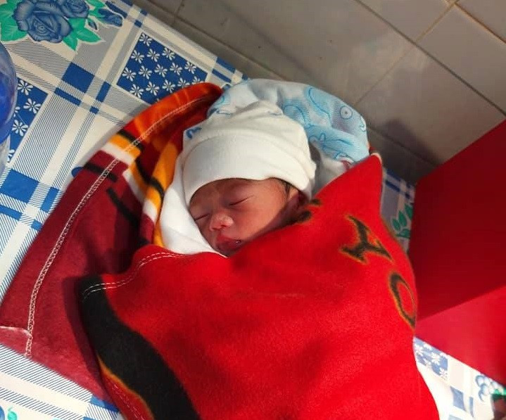 Phát hiện bé gái sơ sinh bị bỏ rơi trong thùng giấy ảnh 1