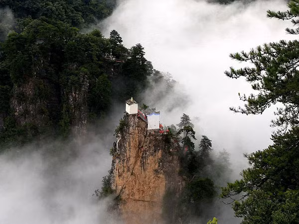 Ngần ngơ ngắm nhìn ngôi đền chênh vênh trên đỉnh núi cao gần 2.000 m ảnh 4