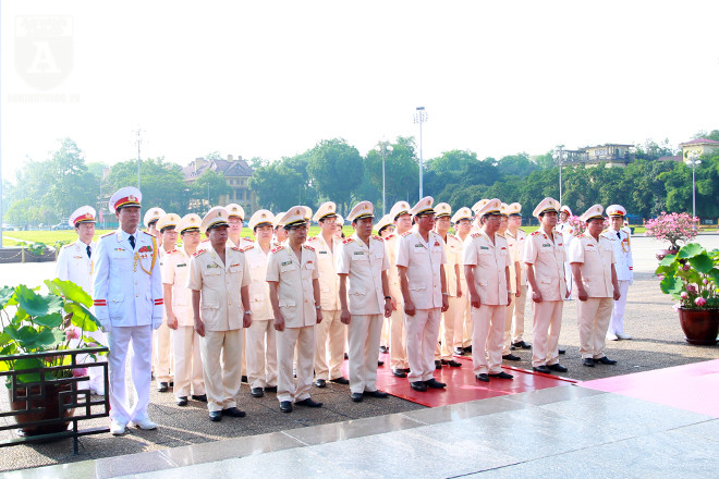 Lãnh đạo Đảng, Nhà nước vào Lăng viếng Chủ tịch Hồ Chí Minh ảnh 4