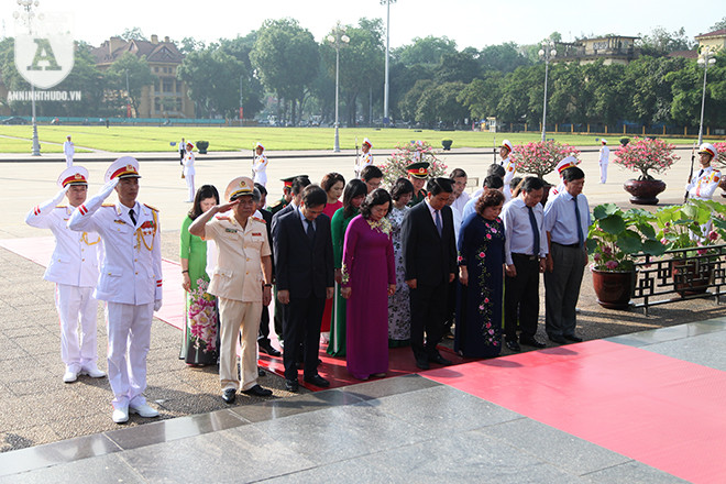 Lãnh đạo Đảng, Nhà nước vào Lăng viếng Chủ tịch Hồ Chí Minh ảnh 5