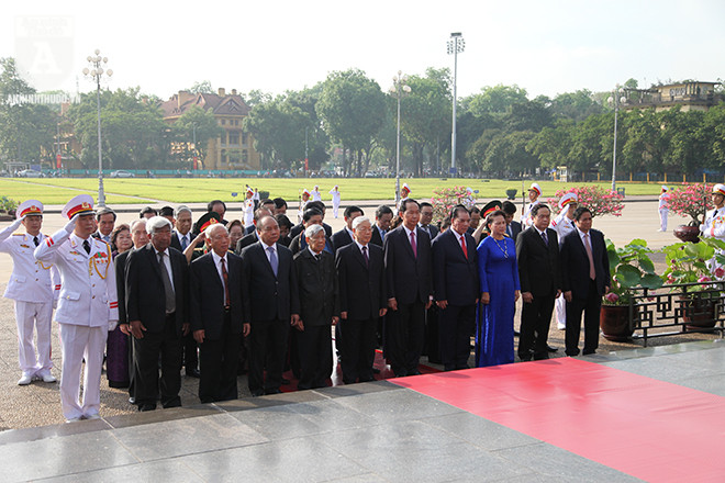 Lãnh đạo Đảng, Nhà nước vào Lăng viếng Chủ tịch Hồ Chí Minh ảnh 2