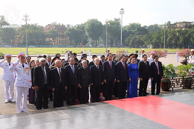 Lãnh đạo Đảng, Nhà nước vào Lăng viếng Chủ tịch Hồ Chí Minh ảnh 2