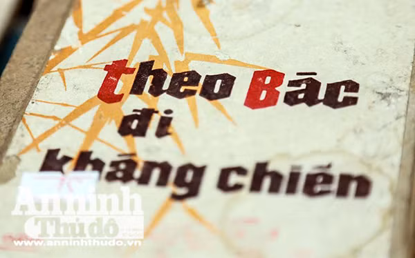 Tìm lại ký ức Hà Nội xưa qua những cuốn sách nhuốm màu thời gian ảnh 4