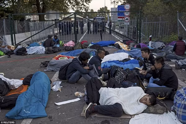 Hungary đóng cửa biên giới, hàng nghìn người tị nạn bị bỏ rơi giữa ngã ba đường ảnh 6