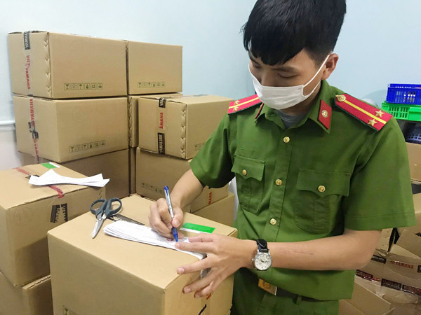 Thu giữ hơn 13.200 lọ nước sát khuẩn, gel rửa tay khô có dấu hiệu không đảm bảo chất lượng ảnh 2