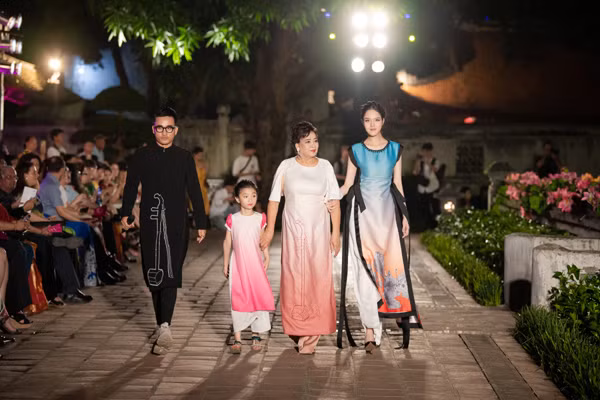 Tái xuất sàn catwalk sau khi sinh con thứ 2, Á hậu Hoàng Anh khoe vóc dáng thon thả ảnh 5