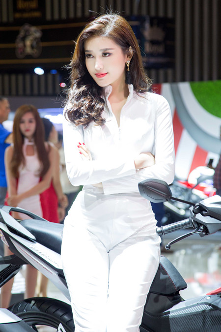 Á hậu Huyền My khoe eo thon quyến rũ với jumpsuit trắng muốt ảnh 4