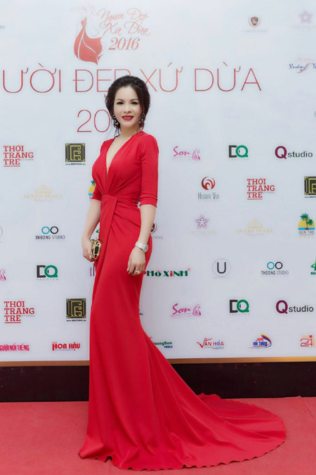 Hoa hậu Lê Thanh Thúy "đốn tim" với đầm dạ hội quyến rũ ảnh 2 Hoa hậu Lê Thanh Thúy "đốn tim" với đầm dạ hội quyến rũ ảnh 2