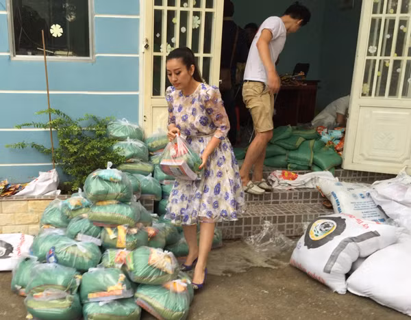 MC Kim Trang và dàn nghệ sĩ tặng quà Trung thu cho trẻ em nghèo ảnh 1