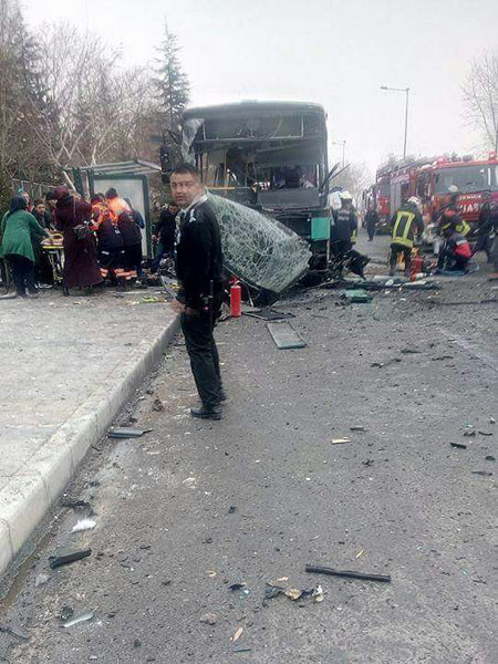 Thổ Nhĩ Kỳ: Đánh bom đẫm máu, 13 binh lính thiệt mạng, 48 người bị thương ảnh 4 Thổ Nhĩ Kỳ: Đánh bom đẫm máu, 13 binh lính thiệt mạng, 48 người bị thương ảnh 4