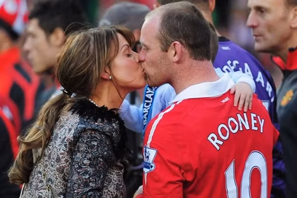 Rooney thích làm thơ và thường viết thư tình cho vợ ảnh 1