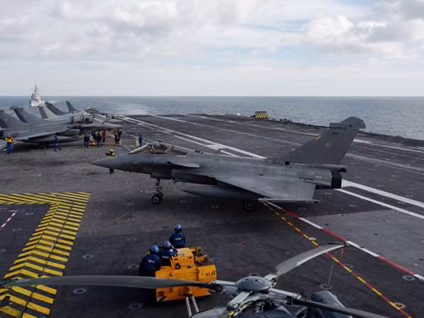 Tàu sân bay Pháp tiến vào Địa Trung Hải làm nhiệm vụ diệt IS ảnh 1