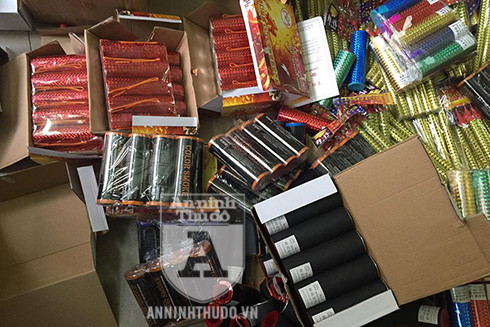 Phát hiện lô hàng hóa nghi là pháo tuồn vào thị trường Hà Nội tiêu thụ ảnh 2 Phát hiện lô hàng hóa nghi là pháo tuồn vào thị trường Hà Nội tiêu thụ ảnh 2