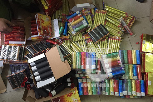 Phát hiện lô hàng hóa nghi là pháo tuồn vào thị trường Hà Nội tiêu thụ ảnh 1 Phát hiện lô hàng hóa nghi là pháo tuồn vào thị trường Hà Nội tiêu thụ ảnh 1