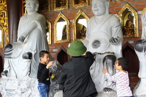 Cướp lộc, rải tiền lẻ tái diễn mùa lễ hội ảnh 2