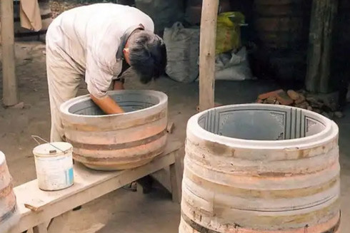 Những bí quyết giữ kín suốt 200 năm ở ngôi làng "đúc tiếng sấm" ảnh 4