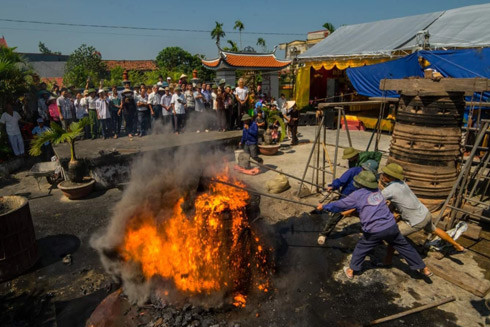 Những bí quyết giữ kín suốt 200 năm ở ngôi làng "đúc tiếng sấm" ảnh 1