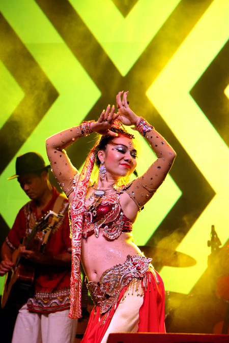 Vũ đoàn Sadie "đốt cháy" sân khấu Cung An Định bằng màn múa bụng nóng bỏng ảnh 5