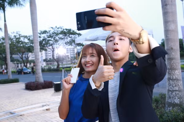 Sơn Tùng M-TP khoe “bạn gái mới” trong MV "Âm thầm bên em" ảnh 3